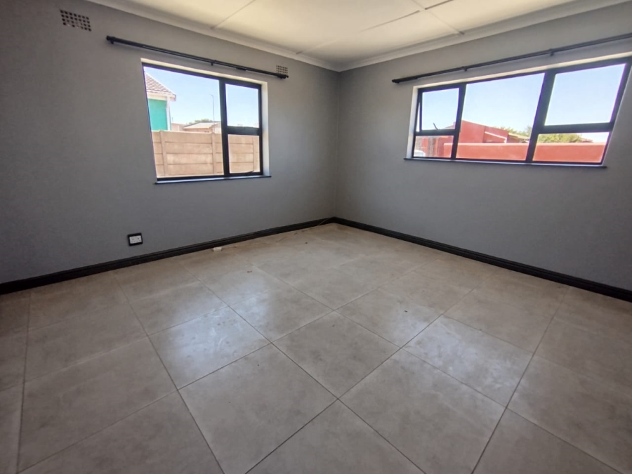 4 Bedroom Property for Sale in Louwville Western Cape